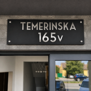 Spratna tabla za obeležavanje zgrade Oznaka stana od crnog klirita Tabla za lokal sa distancerima Obeležavanje poštanskih sandučića Oznaka za hidrant u zgradi Kliritna tabla za obeležavanje stanova Tabla sa brojem stana i zvonom Oznaka sprata za poslovni objekat Crna tabla od klirita sa sečenim brojem Obeležavanje zgrada po meri